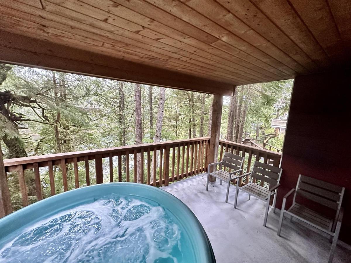 Cozy 2 Bedroom Waterfront Cottage With Hot Tub! - Ferienwohnung
