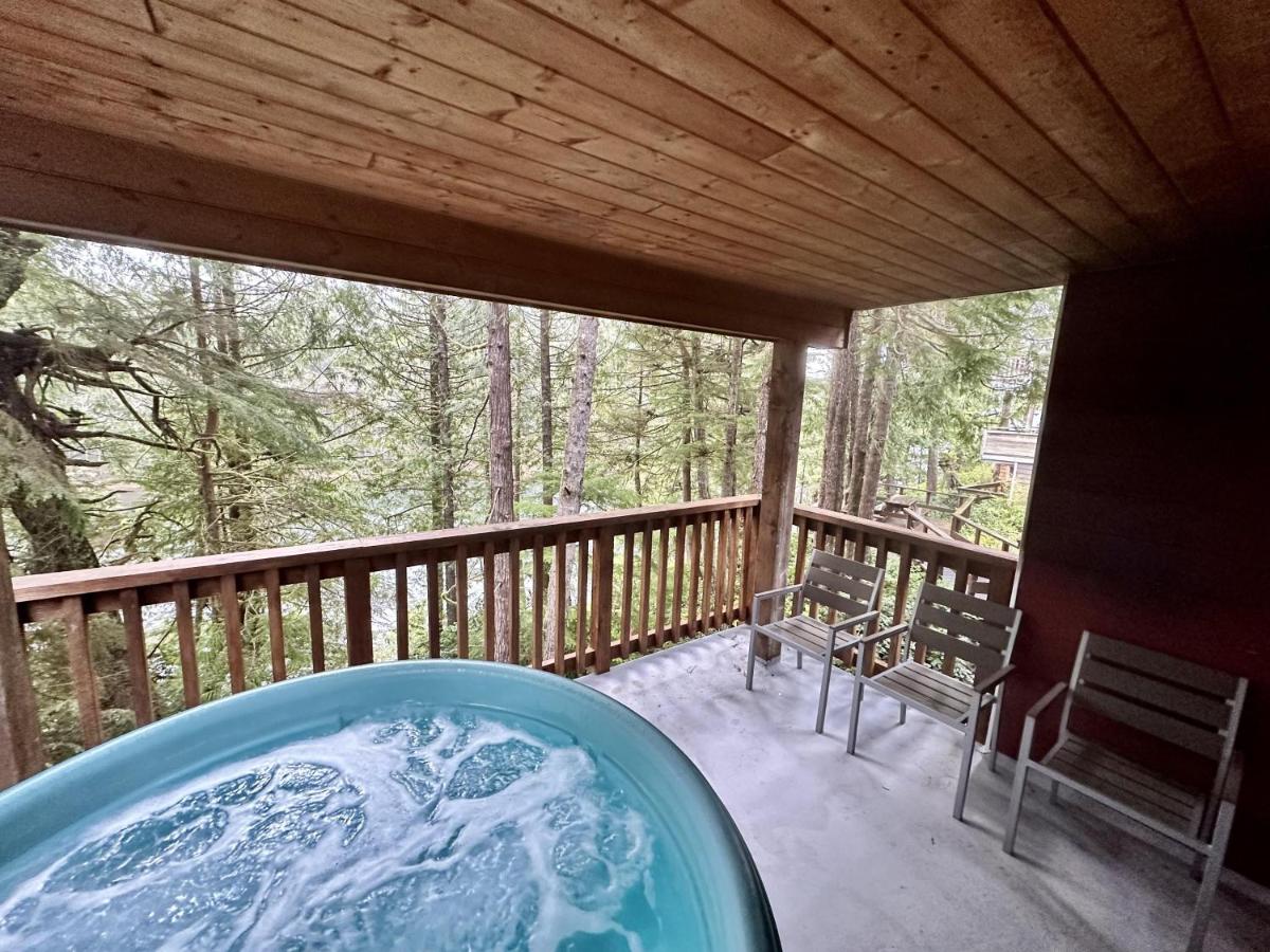 B&B Ucluelet - Cozy 2 Bedroom Waterfront Cottage With Hot Tub! - Bed and Breakfast Ucluelet