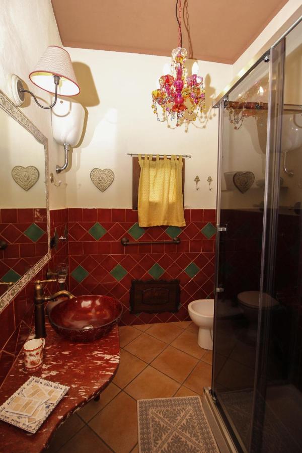 Habitación con cama grande