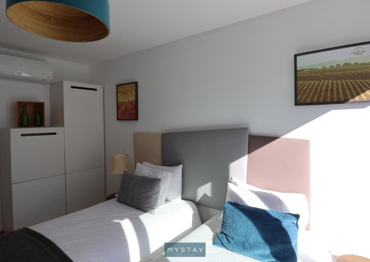 Deluxe Tweepersoonskamer met 1 of 2 Bedden en Uitzicht op het Zwembad