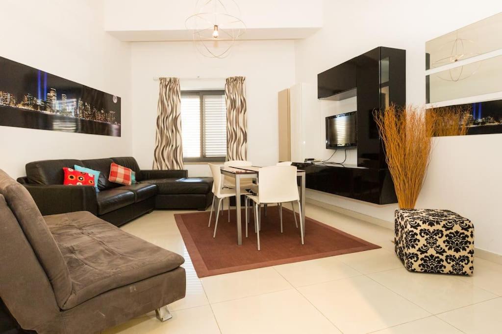 B&B St. Julian's - Spinola Bay Large 1 Bedroom Apartment for 4 - Bed and Breakfast St. Julian's