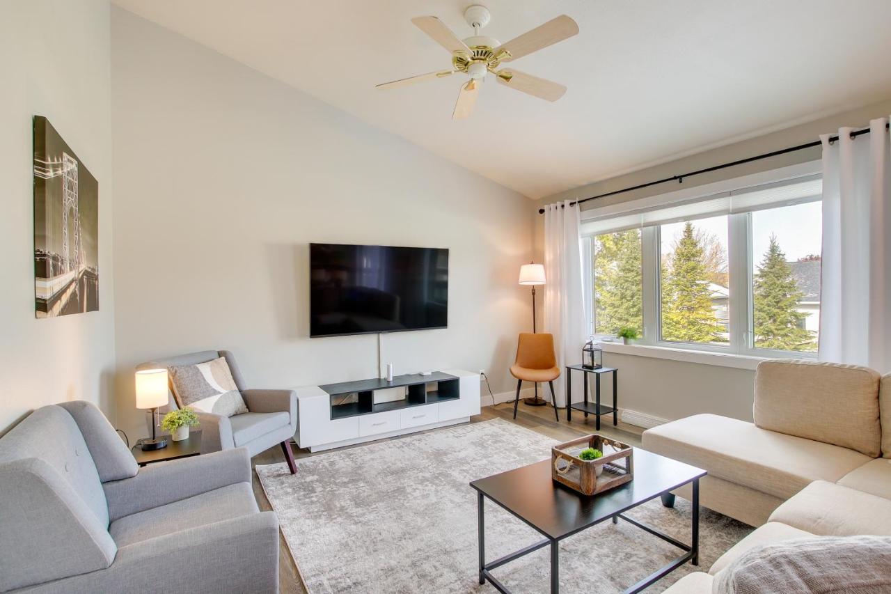 Bright Little Chute Condo with Deck and Yard! - B&B