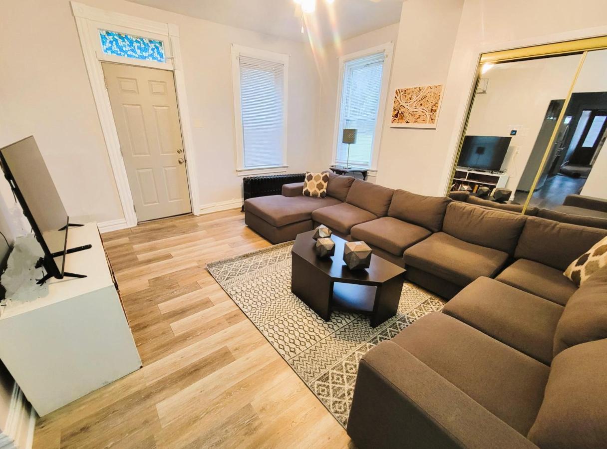 2 BR - Off Street Parking - Amazing View Nearby - B&B Pittsburgh