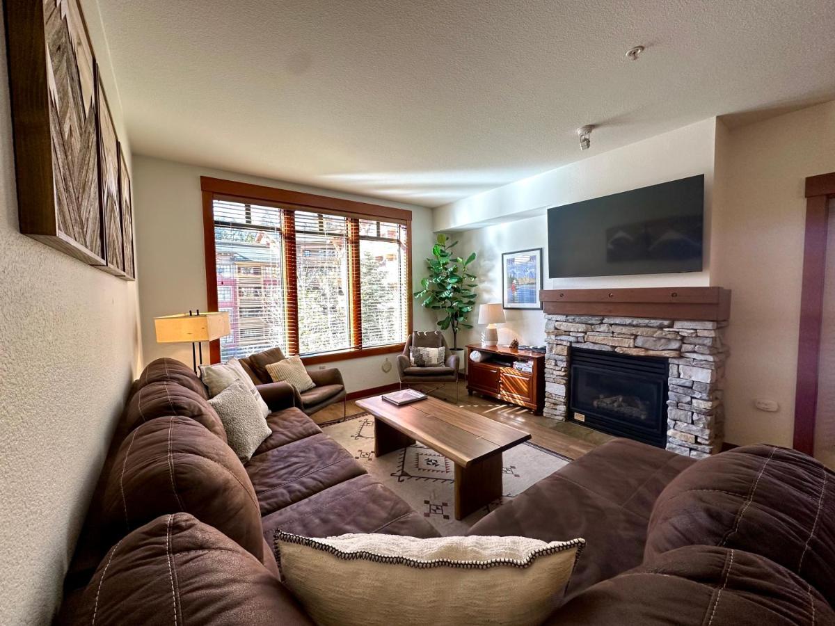 B&B Mammoth Lakes - Quiet, Updated, Corner Condo in the Village! Parking, Pool & Spa - Bed and Breakfast Mammoth Lakes