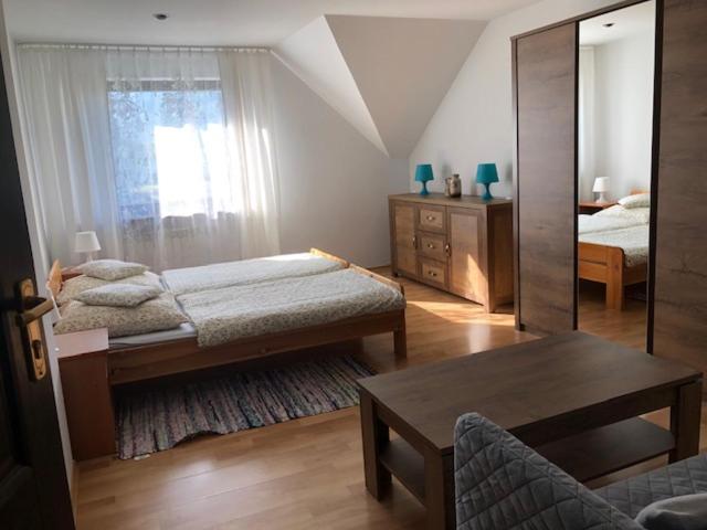 Doppel- oder Zweibettzimmer