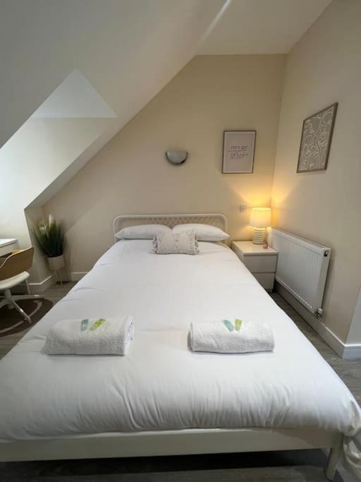 6 Studio Flat, 50m to Airbus - B&B