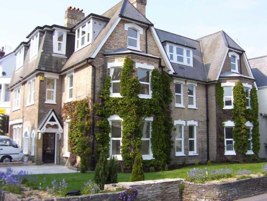 BOURNECOAST: WALK TO TOWN CENTRE & BEACHES -FM1703 - B&B