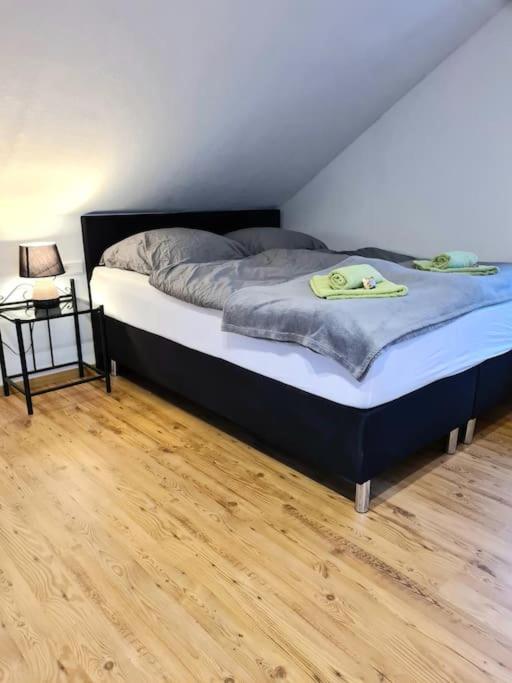 B&B Schöneberg - Apartment, Boxspringbett, ruhige Lage, Kassel Nähe - Bed and Breakfast Schöneberg