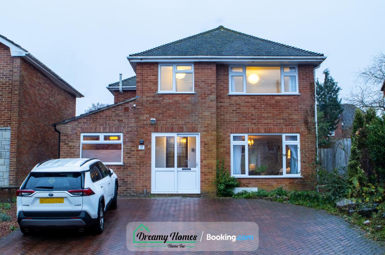 Four Bedroom Spacious House By Dreamy Homes Short Lets And Serviced Accommodation with Free Parking Near Salisbury City Centre - Ferienwohnung