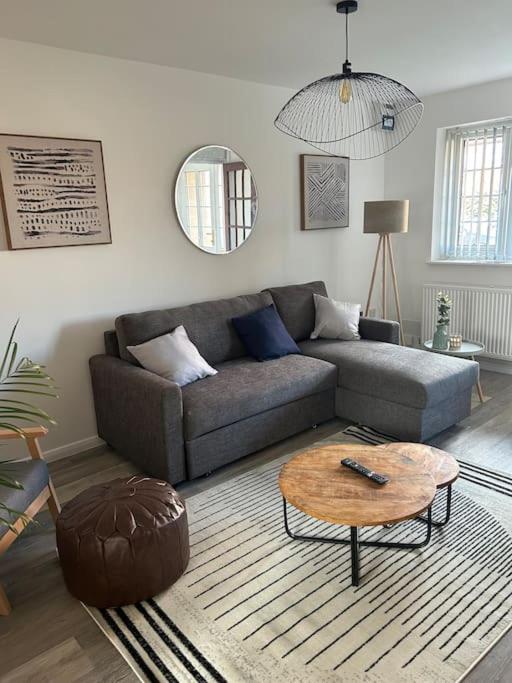 Cosy 3 Bed House Walking Distance to Principality Stadium Cardiff Bay and Centre with Parking - B&B