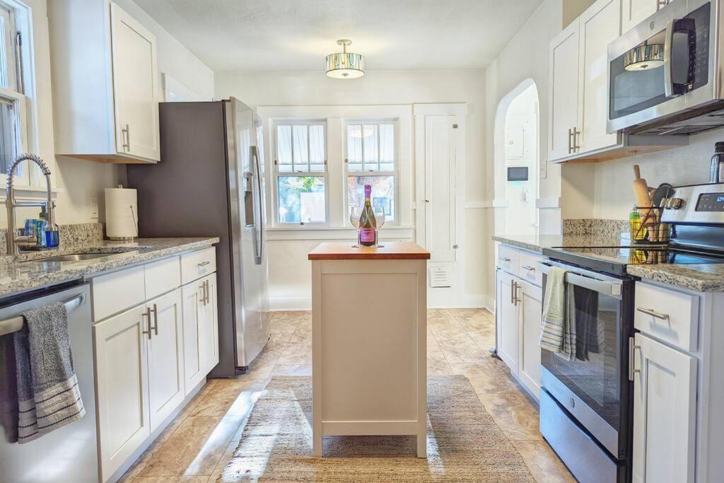 ❀Beautiful Bungalow❀ Near Heart of Downtown COS - B&B