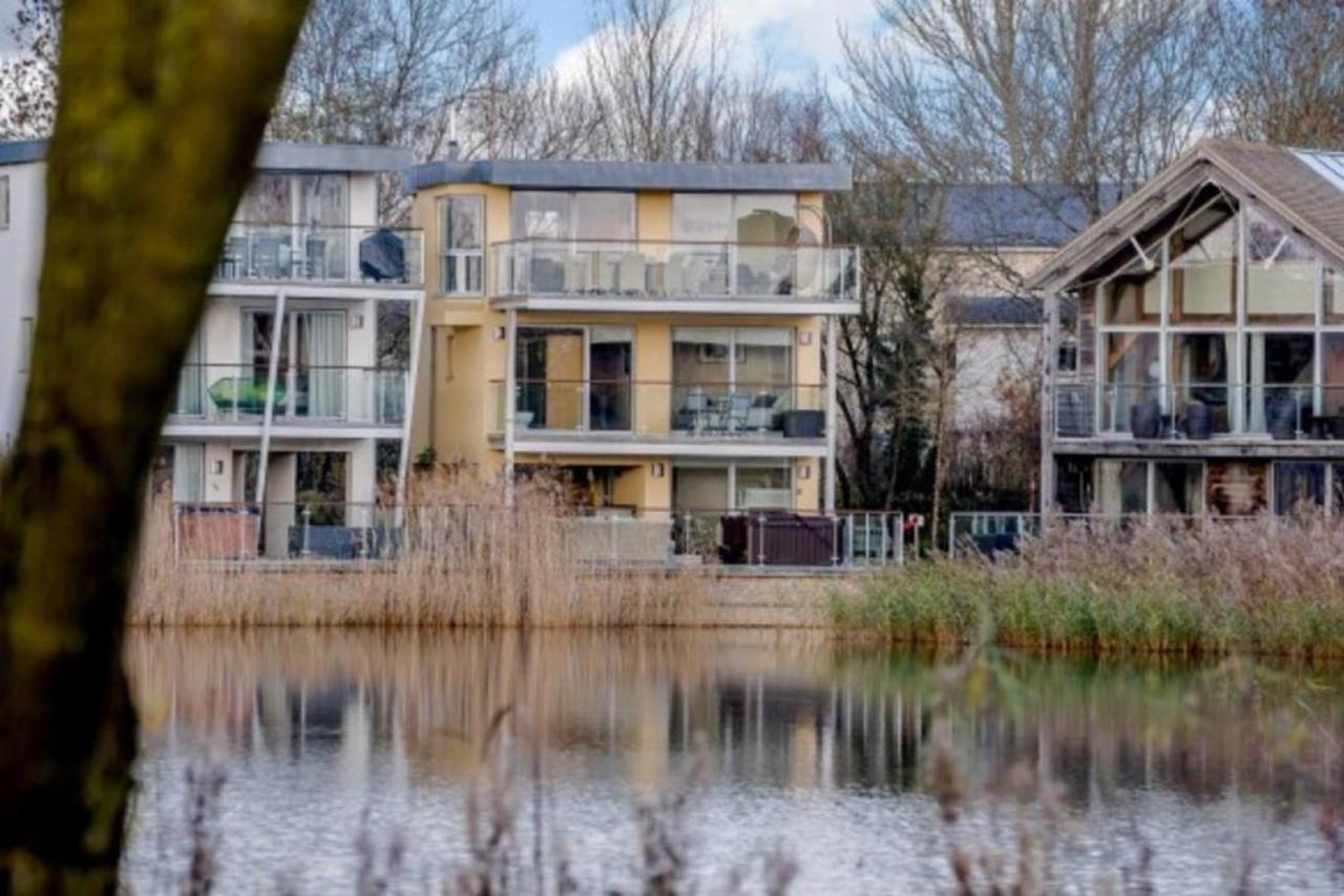 Wren Lodge HM11 HOT TUB Lakeside Spa Property - B&B Somerford Keynes
