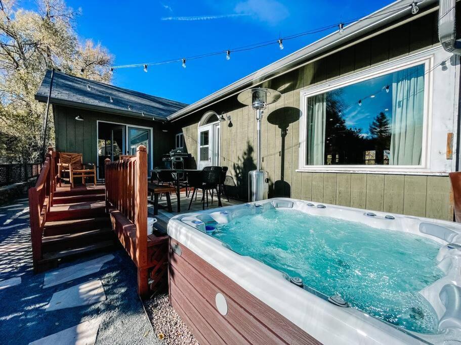 B&B Colorado Springs - Canyon Retreat! 3min to Broadmoor. Hot Tub! - Bed and Breakfast Colorado Springs