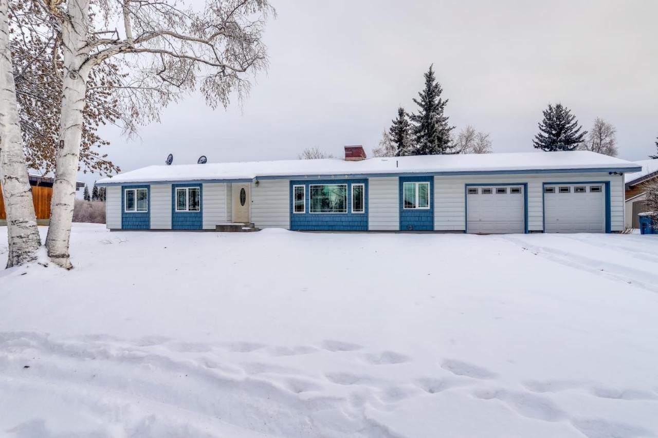 Spacious Fairbanks Home with Fireplaces! - Chambres d’hôtes