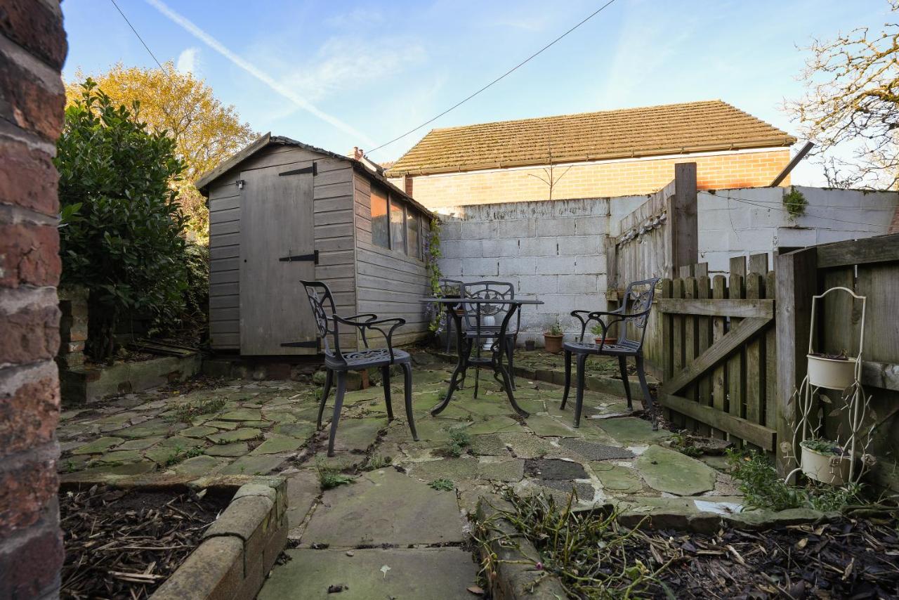 Cross Cottage by YourStays - 2 Bedroom Cottage in Macclesfield - Ferienwohnung