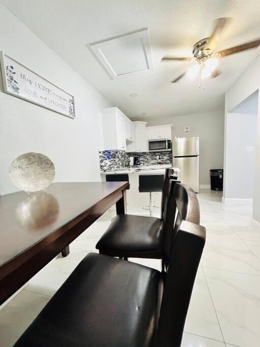 B&B Tampa - Grey Novo Studio + free-parking&wifi - Bed and Breakfast Tampa