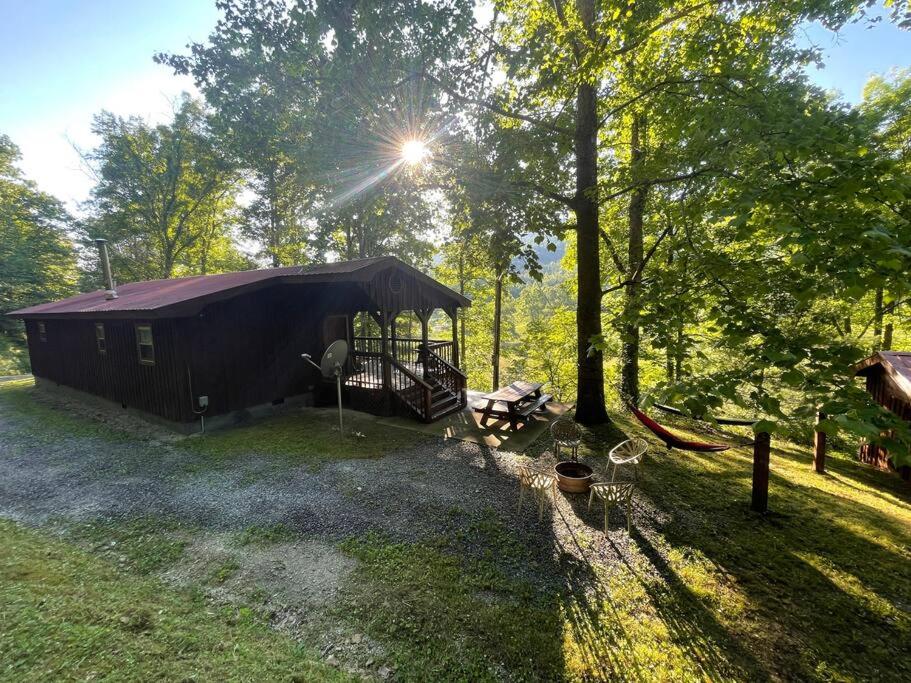 Getaway to a very private beautiful Cabin. - B&B
