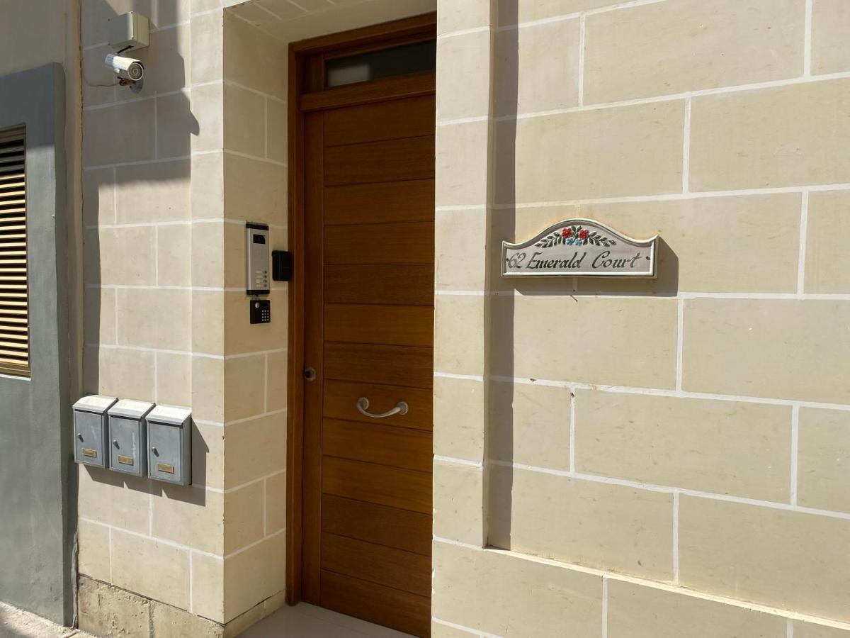 Emerald Court Apartments & Penthouse with Heated Jacuzzi - Chambres d'hôtes Sliema