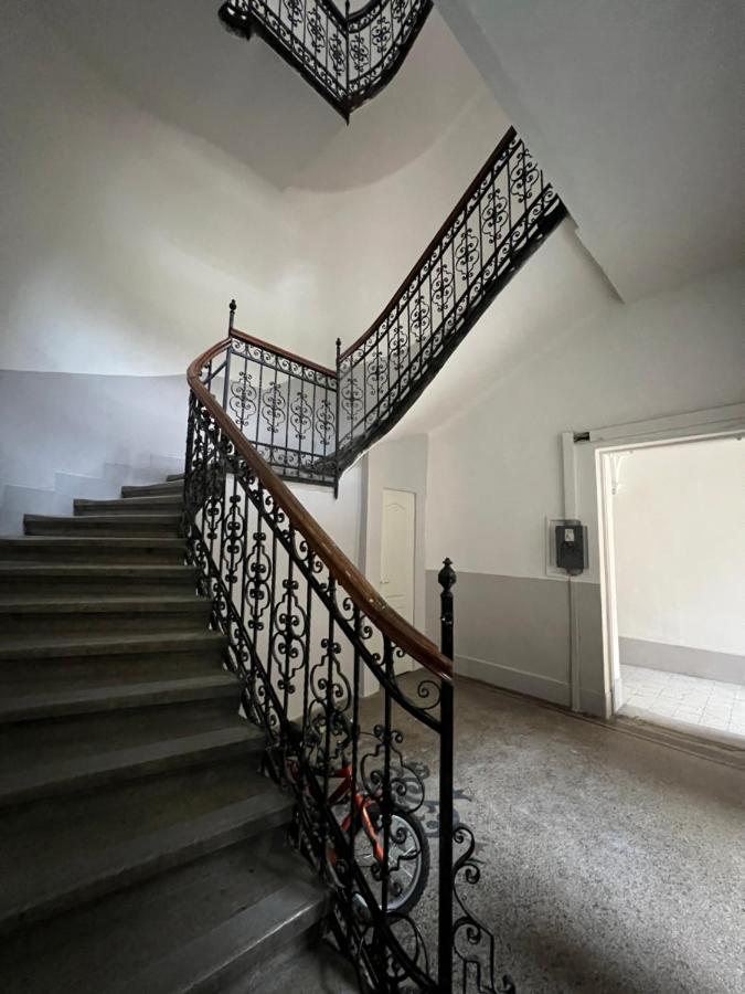 Modern Penthouse in a Century Old Building- 2 BR- AC - B&B Budapest