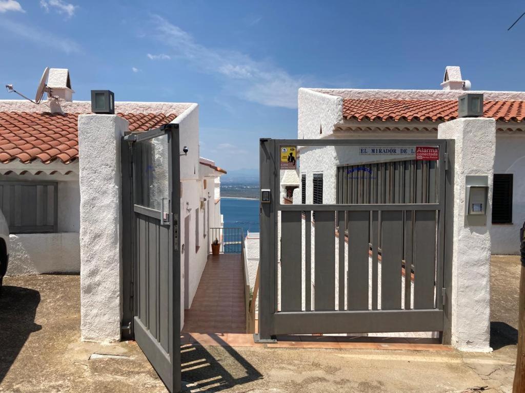 Appartement Duplex Rosas avec terrasse magnifique jacuzzi vue mer - Bed and Breakfast