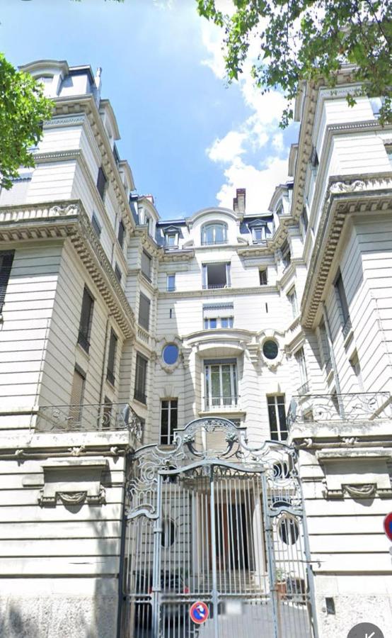 Studio totalement rénové en plein centre-ville devant la Préfecture de Lyon - B&B