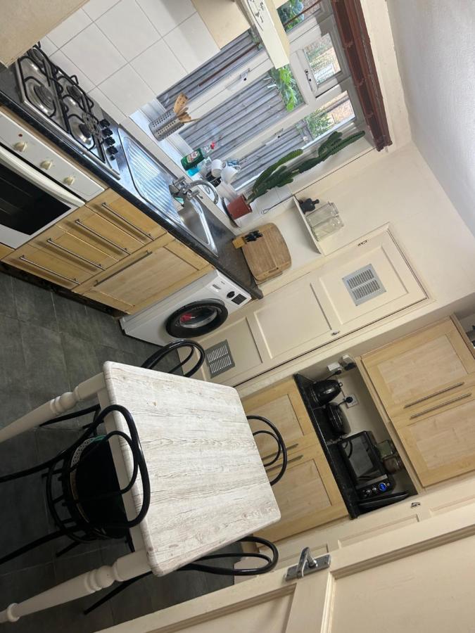 Spacious bright double room - B&B Londra