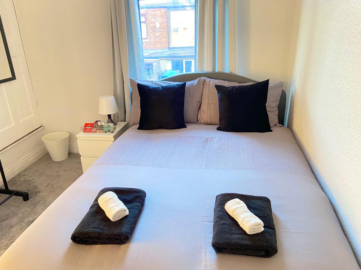 B&B Kingston-upon-Hull - Kisobi Home Bedroom 2 - Bed and Breakfast Kingston-upon-Hull