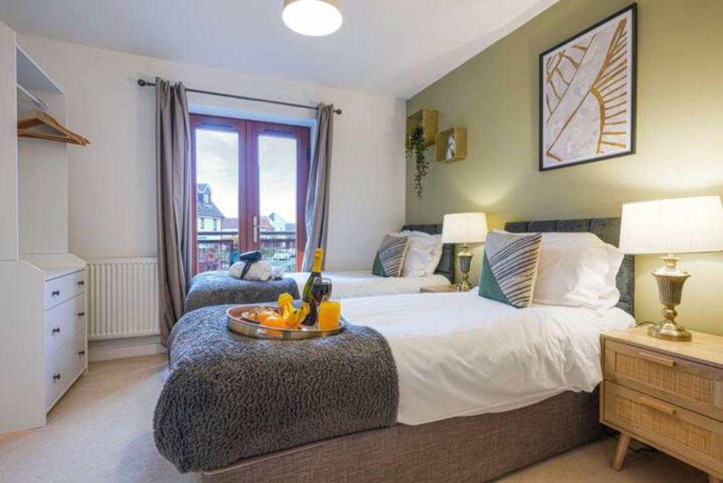 B&B Milton Keynes - Broughton House with Free Parking, Balcony, Fast Wifi and Smart TV with Netflix by Yoko Property - Bed and Breakfast Milton Keynes