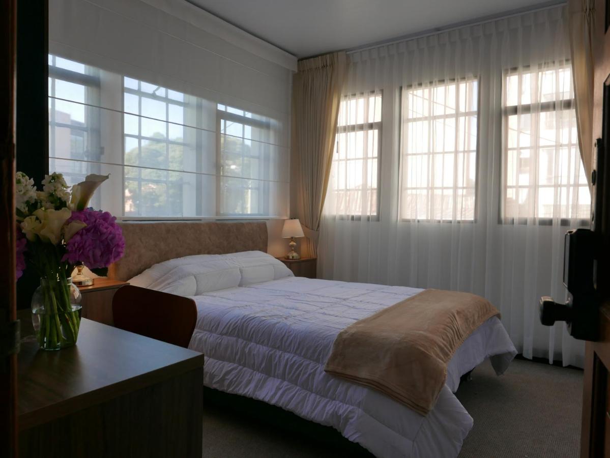 Tweepersoonskamer met een Eigen Externe Badkamer