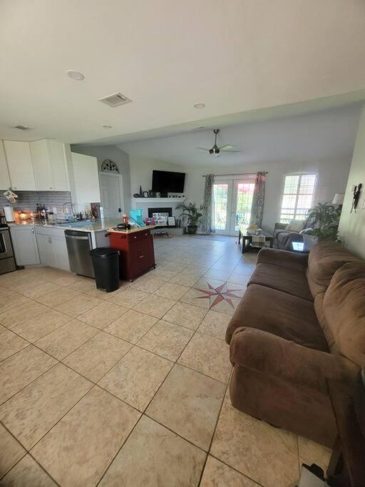 Beautiful 3 bedroom home 4 minutes from the beach - Ferienwohnung