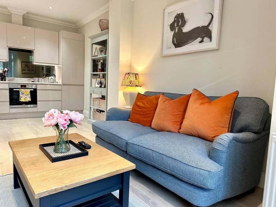 B&B London - 2 Bed Garden Apartment - Piccadilly Line - Bed and Breakfast London
