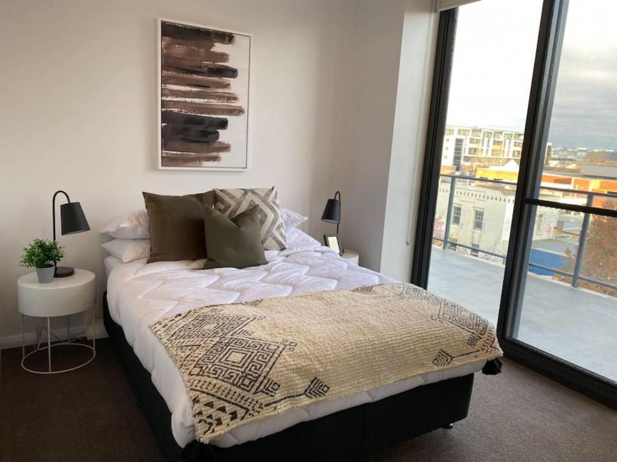 B&B Canberra - Brad29 Roomy 2BR 2BA City-Centre Apt - Bed and Breakfast Canberra