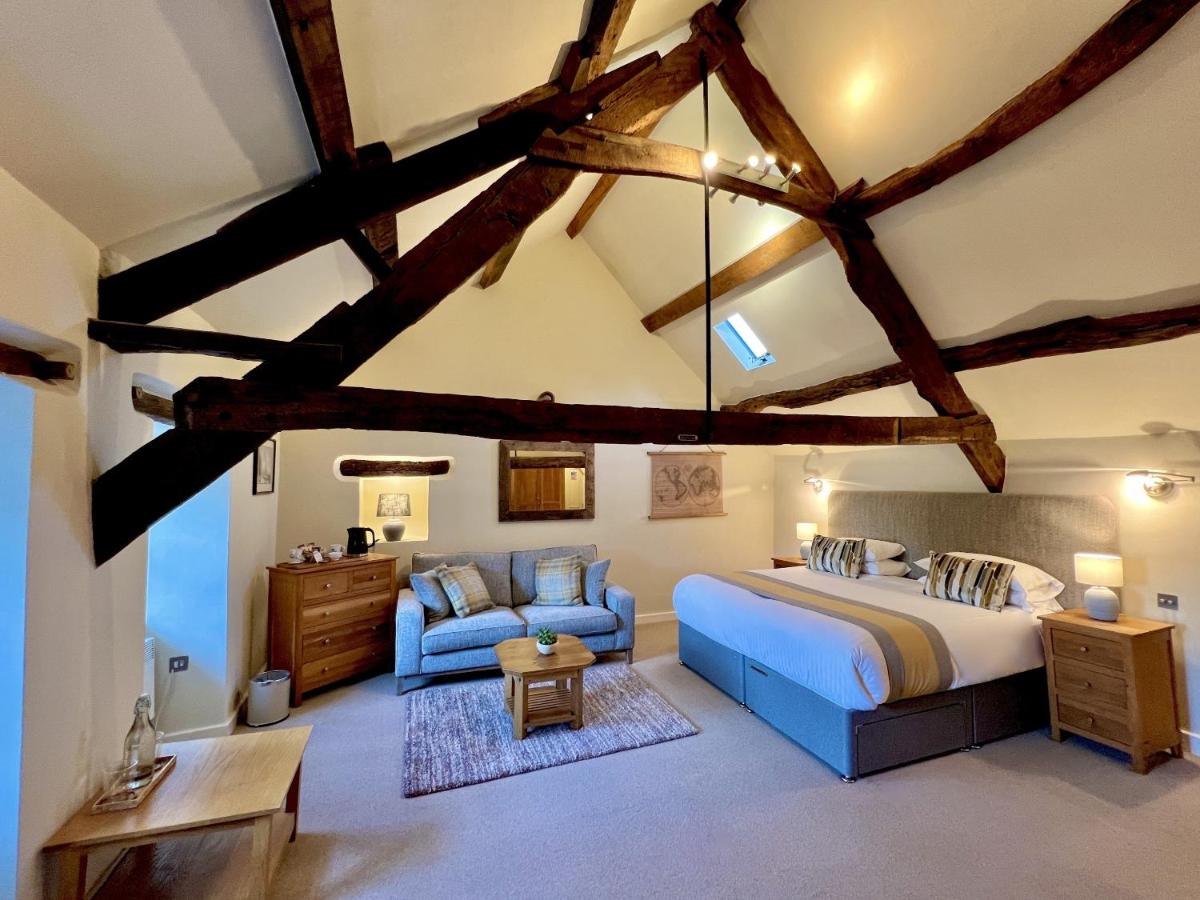 Zimmer mit Kingsize-Bett und Meerblick