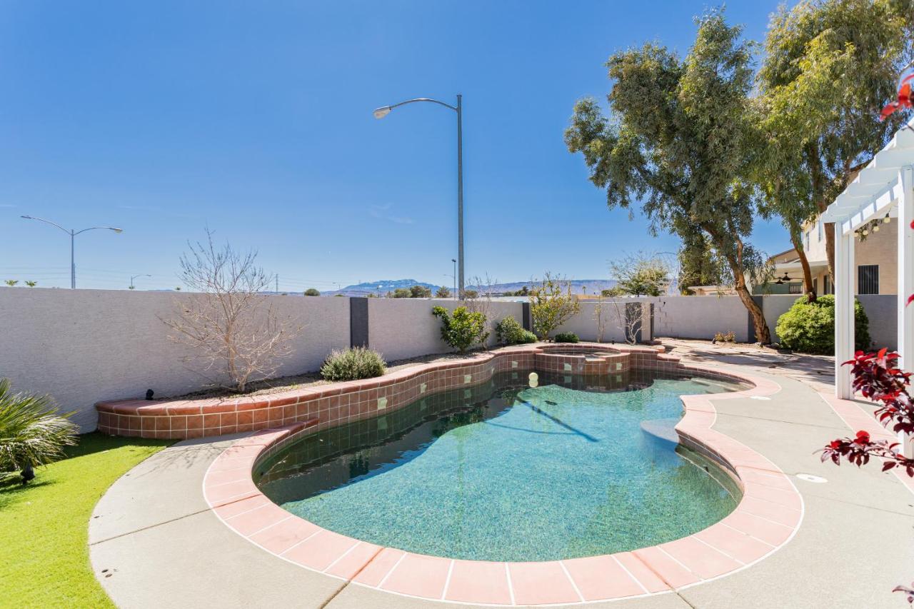 Modern desert oasis villa with pool and spa - B&B