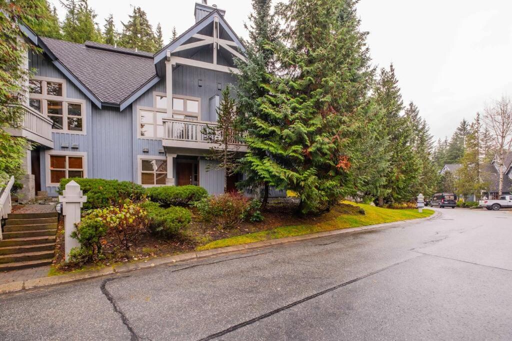 Treeline by Outpost Whistler - B&B