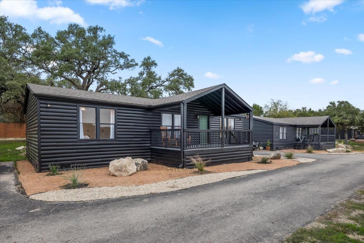 Starlight Horizon Cabin K - Pet-Friendly Texas Hill Country Cabin Near Canyon Lake - Pool, Stargazing & Group Getaways - Sleeps 8 - B&B