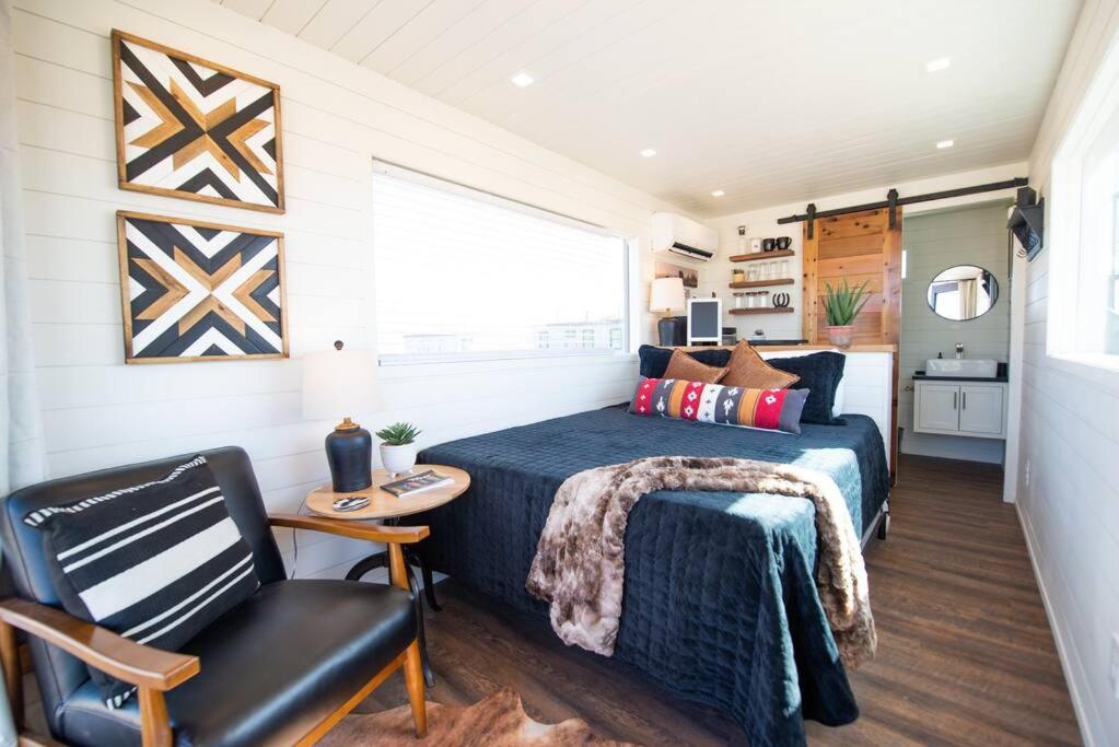 New The Buffalo-Shipping Container in Alpine - B&B Alpine