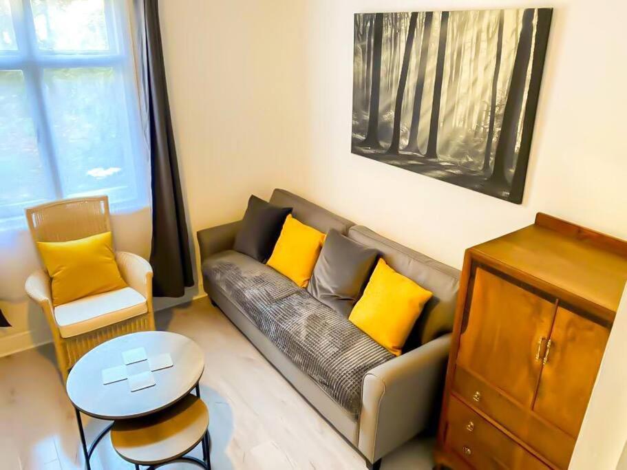 B&B Kent - Gravesend 2 Bedroom Spacious Stylish Apartment - Sleeps upto 6 - 2 Min Walk to Station - Bed and Breakfast Kent