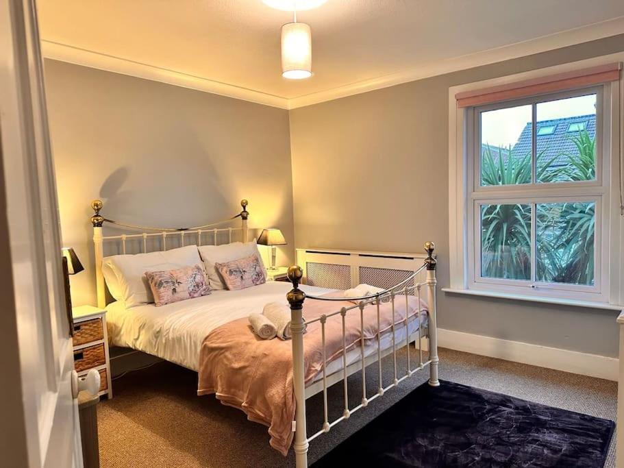 B&B Staines - Charming 2 Bedroom Cottage in Staines Upon Thames - Bed and Breakfast Staines
