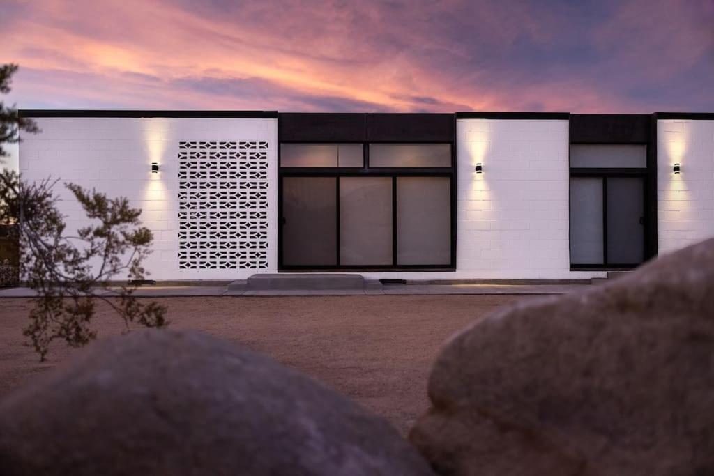 Neutra Home Joshua Tree Luxury Retreat Pool and Spa - B&B