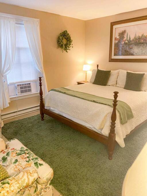 B&B Hillsdale - Elegant 2BR Apt w 2 Bathrooms in Historic Hamlet by Berkshires & Hudson Valley, Walk to Restaurants - Bed and Breakfast Hillsdale