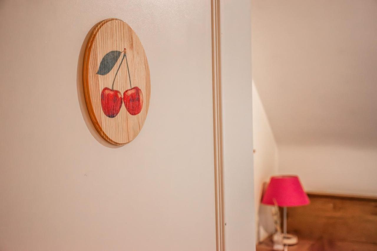 Single Room Cerise