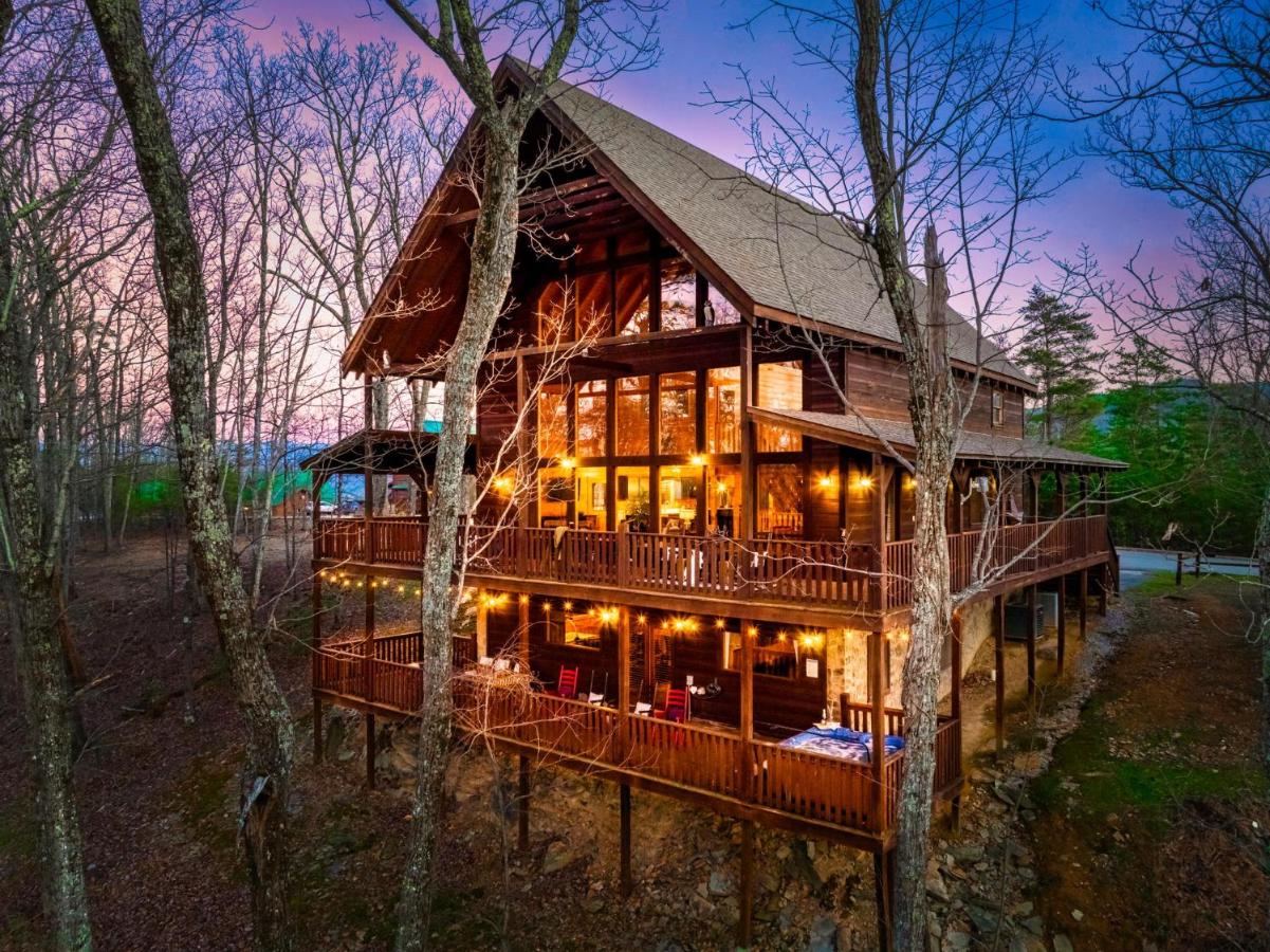 Cozy cabin, crackling fire, and hot tub magic! - B&B