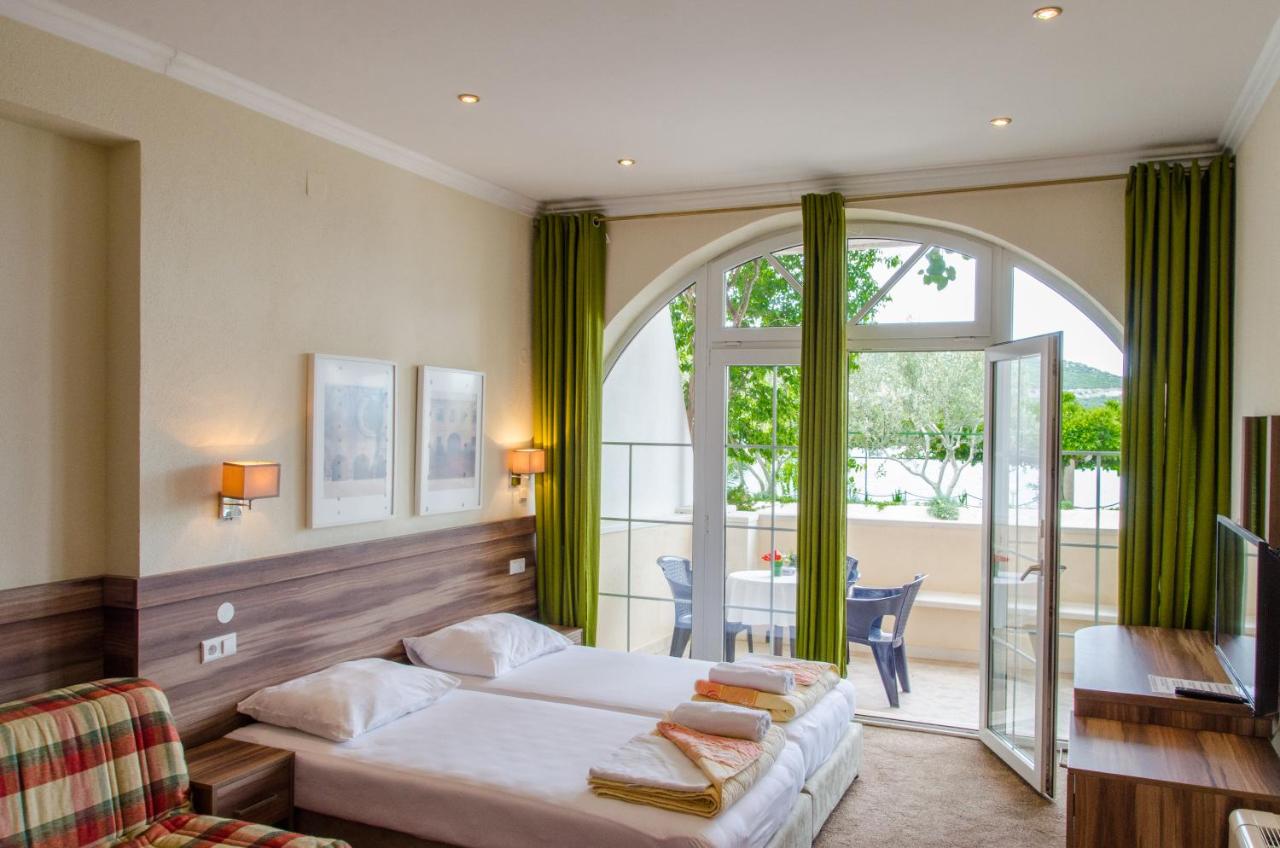 Double Room with Balcony and Sea View