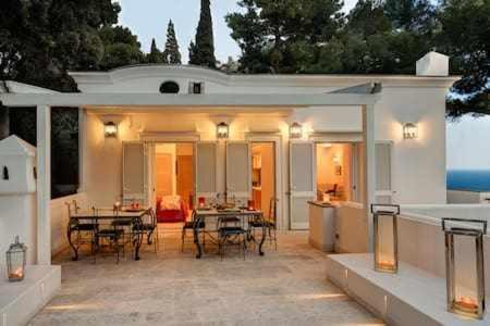 GOCCE VILLAS - Villa Bouganvillea Superb Capri Villa with Views - B&B