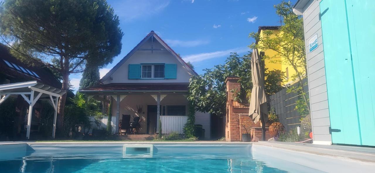 Zamardi private villa with own pool and huge garden, 150m to longest free beach at Balaton - B&B Zamárdi