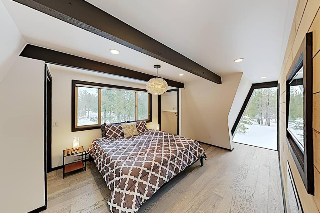 Modern Gambrel Cabin Near Ski Resorts - Bed and Breakfast Truckee