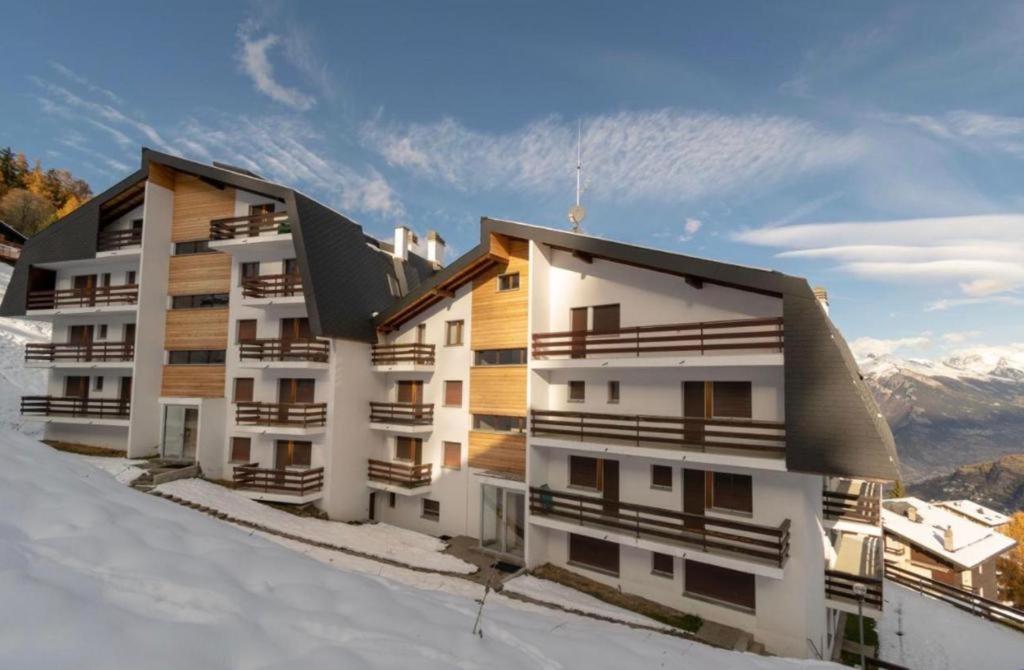 MP24 Ski in, out apartment on slopes with indoor private parking space - B&B