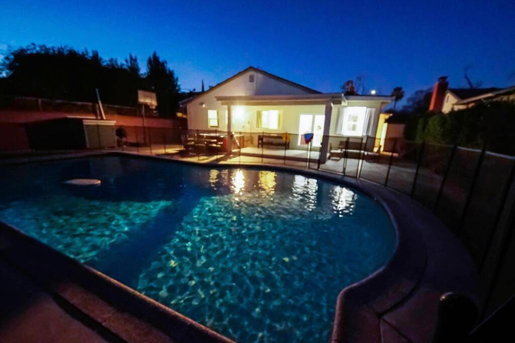 Hollywood Dream pool home & king beds - B&B
