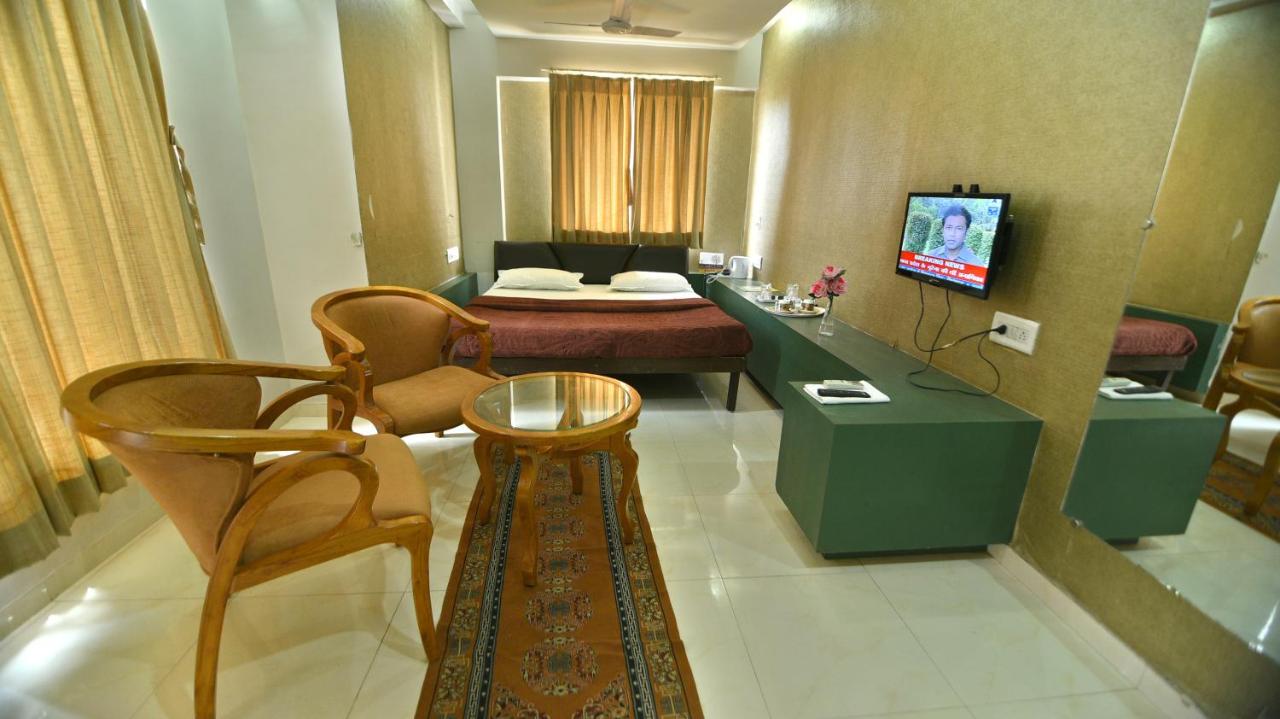 B&B Gandhinagar - Hotel Isher International - Bed and Breakfast Gandhinagar
